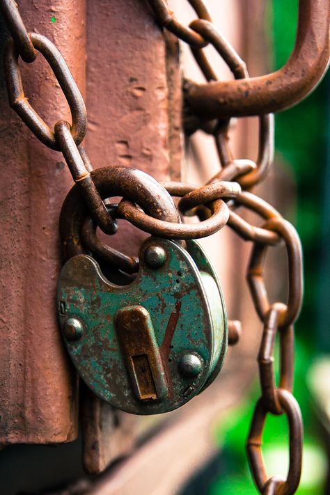 #Lock and #chains Rusty Chain, Ideas Terraza, Rust Never Sleeps, Rust In Peace, Under Lock And Key, Peeling Paint, Rusty Metal, Locks & Key, Key To My Heart