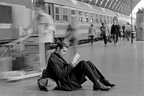 People Reading, Guys Read, How To Read People, Book People, Magnum Photos, Pictures Of People, Book Reader, The New Yorker, Love Reading