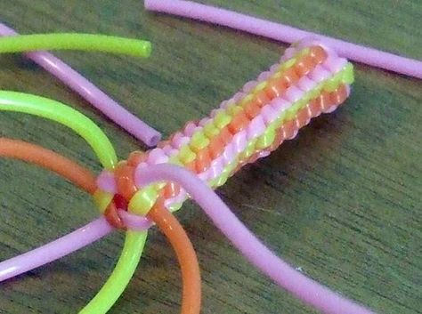 How to make easy scoobies Scoobies Bracelets, Scoubidou Tutorial, Gimp Patterns, Plastic Lace Crafts, Gimp Bracelets, Lanyard Crafts, Plastic Lace, Duct Tape Crafts, Spoiled Kids