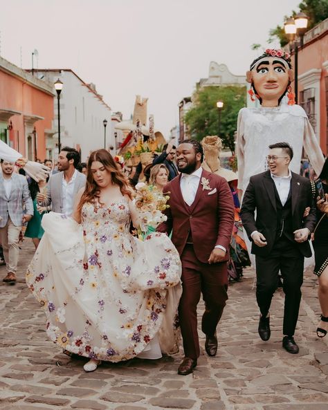 𝑬𝒍𝒊𝒛𝒂𝒃𝒆𝒕𝒉 𝒂𝒏𝒅 𝑱𝒂𝒓𝒆𝒅🎺🎉 Welcome to the unique experience we offer you as Destination Wedding Planners in the magical city of Oaxaca!🫡✨ We specialize in making your special day an unforgettable celebration, fusing our customs and traditions with the magic of our charming architecture, and the unique style of each of our couples.🤩🤝🏻 This weekend we will share unforgettable moments as we walk the cobblestone streets of Oaxaca and revel in the authenticity of our festivities.🤩🎊 In an Oaxacan ca... Wedding In Oaxaca, Oaxaca Travel, Oaxaca Wedding, Magical City, Cobblestone Streets, Multicultural Wedding, Destination Wedding Planner, Insta Wedding, Wedding Planners