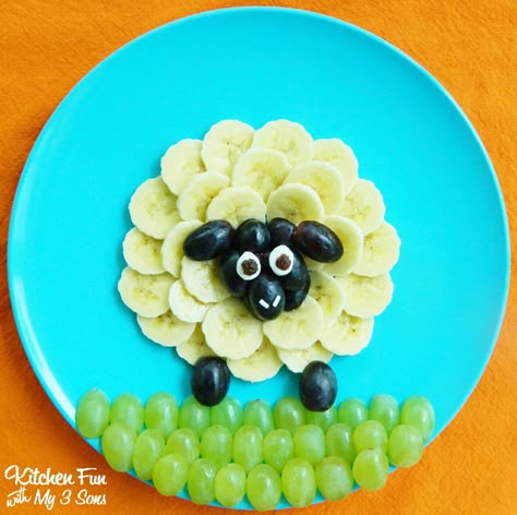 This Peachy Parrot looks beautiful and it only takes minutes to decorate!   <a href="http://www.kitchenfunwithmy3sons.com/2012/07/peachy-parrot.html">here</a> Healthy Fruit Snacks, Kid Foods, Fun Food For Kids, Food Art For Kids, Kid Snacks, Fun Food Ideas, Travel Recipes, Dessert Aux Fruits, Fun With Food