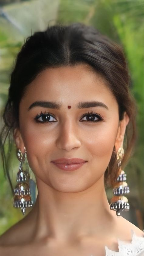 Alia Bhatt No Makeup Look, Kareena Kapoor Lipstick Shades, Indian Make Up Natural, Alia Bhatt Eye Makeup, Natural Indian Makeup Look, Celebrity Makeup Looks Bollywood, Light Indian Makeup, Softglam Makeup Looks, Alia Bhatt Makeup Looks