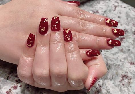 Red And Gold Flake Nails, Red Nails With Gold Foil, Red Foil, Red Nail Designs, Foil Nails, Short Hair With Bangs, Dip Powder Nails, Gold Flakes, Red And Gold