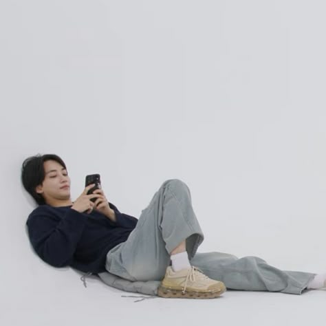 Jeonghan Full Body Photo, Jeonghan Lq, Snow Night, Ong Seongwoo, Seventeen Album, Seventeen Wallpapers, Mon Cheri, Drinking Beer, Wonders Of The World