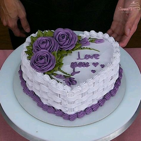 Decorating With Purple, Basket Cakes, Heart Cake Design, Purple Cakes Birthday, Birthday Cake Decorating Ideas, Cake Decorating Icing, Flowers Heart, Spring Cake, Simple Cake Designs