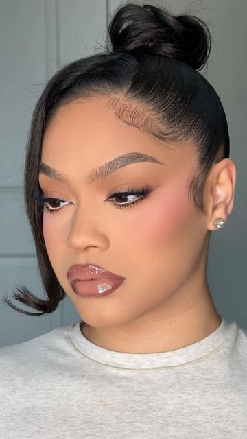 LOGAN NICOLE MUA on Instagram: "We love a good lip combo🖤 PRODUCT DETAILS: @makeupforever Lip Liner in “Versatile Chestnut” @sephora Lip Stain in “32” @NYX Professional Makeup Buttergloss in “Praline” @Maybelline New York Super Stay Vinyl Ink in “Capitvated”" Logan Nicole, Trucco Glam, Sephora Lip Stain, Flawless Face Makeup, Birthday Makeup Looks, Sephora Lip, 20 Makeup, Mekap Mata, Natural Glam Makeup