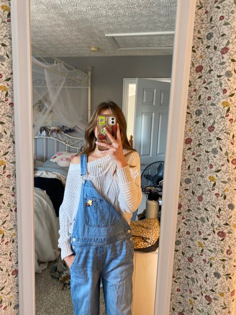 Sweatshirt With Overalls, Sweater Under Overalls, Overall And Sweater Outfit, Winter Overalls Outfit Sweaters, Sweater And Overalls Outfits, Sweater With Overalls, Winter Overalls Outfit, Sweater Uggs, Cute Overall Outfits