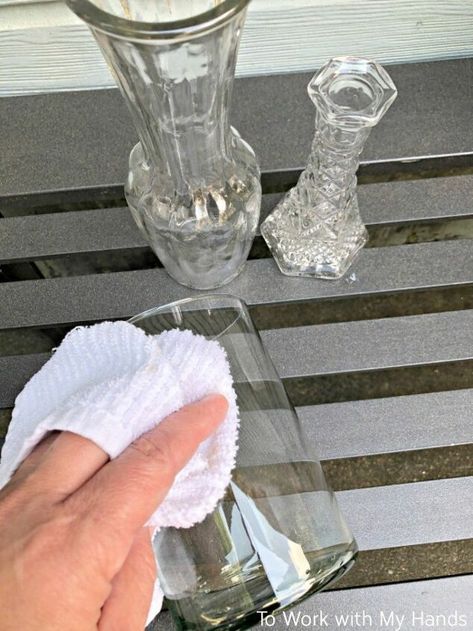 Spray Paint Vases Ideas, Spray Painting Glass Vases, Painted Glass Vases Diy, Spray Paint Glass Vases, Spray Paint Bottles, Spray Paint For Glass, Best Gold Spray Paint, Spray Painting Glass, Paint For Glass