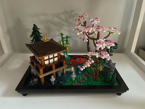 Lego Tranquil Garden, Lego Displays, Luxury Dorm Room, Lego Decorations, Tranquil Garden, Lego Display, Otaku Room, Lego Creative, Lego Room