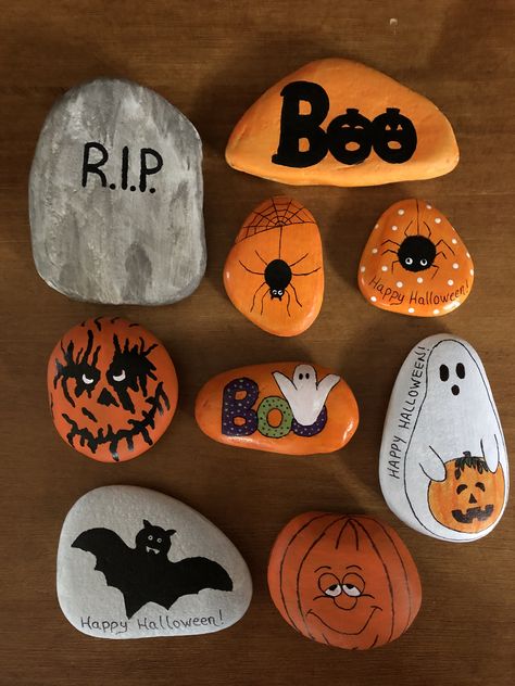 Rock Painting With Markers, Rock Painting Ideas Halloween Easy, Halloween Stones Painting, Rock Painting Ideas Fall, Cute Halloween Rock Painting Ideas, Painted Rocks Halloween, Halloween Rock Painting Ideas Easy, Fall Rock Painting Ideas Easy, Halloween Rocks Painted Ideas