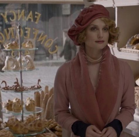 Must sew this Queenie Goldstein coat and attempt the hat!! Fantastic Beasts Queenie, Alison Sudol, Queenie Goldstein, Fantastic Beasts Movie, Ella Enchanted, Gay Harry Potter, Newt Scamander, Hogwarts Aesthetic, Fantastic Beasts And Where