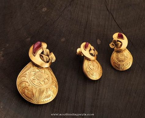 Gold Pendant Collections from Karpagam Jewellers, Gold Pendant Designs from Karpagam Jewellers Gold Pendant Designs, Antique Gold Pendant, Latest Indian Jewellery, Gold Pendant Set, Pendant Designs, Modern Gold Jewelry, Gold Jewelry Simple Necklace, Gold Pendant Jewelry, Black Beaded Jewelry