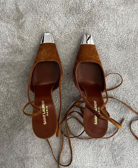 saint laurent brown pointed heels Point Heels, Stockholm Aesthetic, Style Stockholm, Outfit Dinner, Girl Vibe, Dr Shoes, Heels Silver, Heels Brown, Stockholm Style