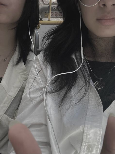 #earbuds #bus #poses #headphones #friends #metro #nctdream Sharing Earbuds, 2 People, Two People, Nct Dream, Headphones