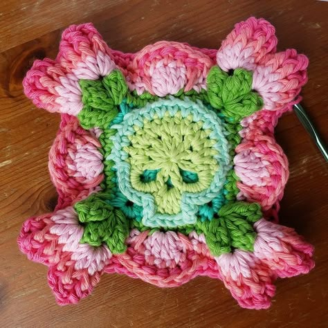 Granny Scare: This Granny Square Crochet PATTERN Photo - Etsy Turkey Weird Crochet Granny Square, Granny Square Uses Ideas, Crochet Pattern Tattoo, Crochet Granny Square Inspiration, Snake Granny Square, Creepy Granny Square, Unusual Granny Squares, Granny Square Skull Pattern Free, Funky Crochet Ideas