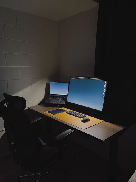 Desk Setup School, Minimal Desk Setup Aesthetic, Desk Setup With Laptop, Macbook Setup Aesthetic, Student Desk Setup, Macbook Desk Setup, Laptop Desk Setup, Macbook Desk, Budget Student