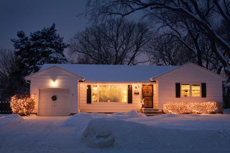 How to Sell your Home During a Winnipeg Winter  Winter in Canada is hardly a newsworthy event, unless of course you’re a weather privileged NHL player answering a question on where you prefer to play during your season.  #realtors #winnipeg #homes #winnipegrealestate Tiny String Lights, Outdoor Christmas Lights Ideas, Christmas Lights Ideas, Outdoor Christmas Light Displays, Storage Organization Ideas, Diy Photo Backdrop, Hanging Christmas Lights, Lights Ideas, Unique Holiday Decor