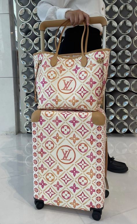 Louis Vuitton Luggage Set, Luggage Sets Cute, Luxury Suitcase, Lv Luggage, Vacation Purse, Airport Chic, Louis Vuitton Duffle Bag, Sac Louis Vuitton, Louis Vuitton Luggage