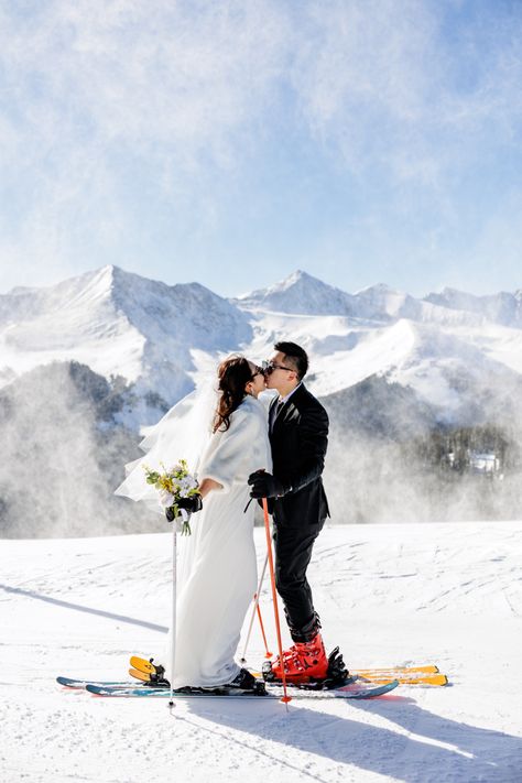 Bride and groom on skis kissing with stunning mountain backdrop. Winter Ski Wedding, Ski Lodge Wedding Summer, Ski Slope Wedding, Ski Resort Summer Wedding, Skiing Wedding Photos, Moodboard Website, Ski Elopement, Ski Mountain Wedding, Alpine Wedding