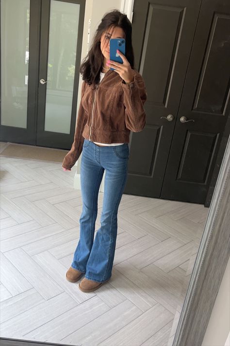 fall // fall aesthetic // fall outfit inspo // ugg boots // flair jeans // Outfits With Brown Uggs, Chestnut Boots Outfit, Uggs With Jeans, Brown Uggs Outfit, Black Uggs Outfit, Flair Jeans Outfit, Aesthetic Fall Outfit, Brown Boots Outfit, Fall Aesthetic Outfit