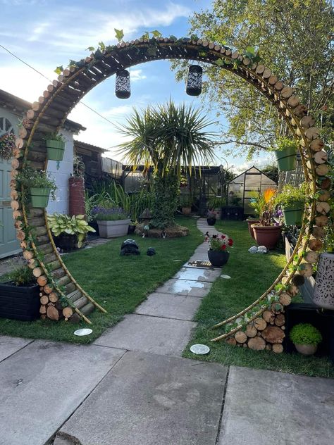 Garden Archway, Moon Gate, Tiered Garden, Garden Entrance, Moon Garden, Fall Outdoor Decor, Creative Gardening, Beautiful Flowers Garden, Mosaic Garden