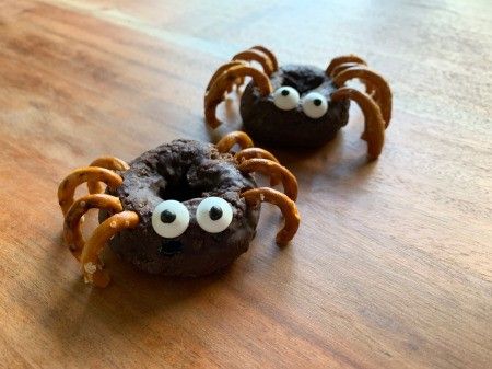 Making Halloween Spider Donuts | ThriftyFun Mini Donut Halloween Treats, Donut Halloween Treats, Donut Spiders Halloween Foods, Donut Hole Halloween Treats, Spider Donuts, Playground Idea, Halloween Monster Donut Treats, Edible Bugs, Bug Snacks