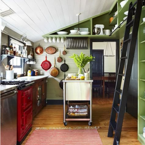 ladder in the kitchen Tiny House Hacks, Creative Kitchen Ideas, Small House Decorating, Tiny House Living, Tiny Living, Small Home, Small Living, Home Hacks, A Kitchen