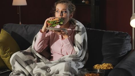 The 3 Worst Eating Habits for Your Waistline, According to New Study | Eat This Not That Eating In Bed, Spinach Benefits, Ground Beef And Cabbage, Croq Kilo, Late Night Dinner, Unhealthy Snacks, Eat Beef, Eating Before Bed, Eating At Night