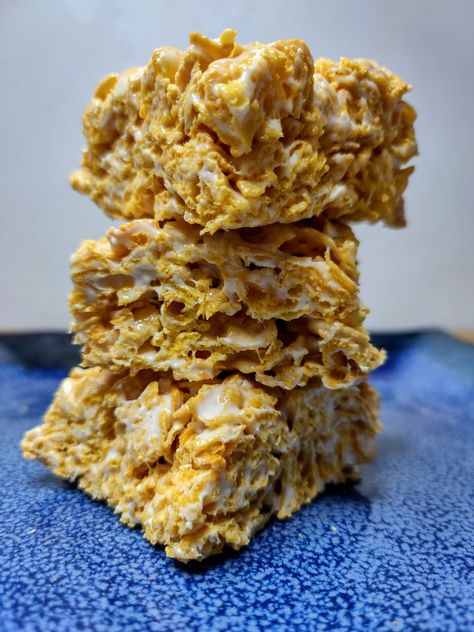 Corn Flakes Treats - easy cereal bars Corn Flakes Treats, Make Rice Crispy Treats, Rice Krispies Recipe, Life Cereal, Corn Flakes Cereal, Cereal Treats, Cereal Bars, Rice Crispy Treats, Strawberry Puree