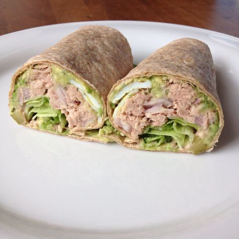 Whole wheat wraps with avocado, an eggwhite omelette, tuna and lettuce! Tuna Wrap Recipe Healthy, Tuna And Lettuce, Tuna Wraps Recipes, Wraps With Avocado, Tuna Lunch, Wraps Recipes Healthy, Meal Box, Healthy Wraps, Pasti Sani