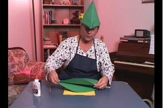 How to Make Robin Hood's Hat | eHow Recycled Hat, Pinocchio Nose, Classroom History, Peter Pan Hat, Robin Hood Hat, Hood Books, Elf Hats, Forest Birthday Party, Disney Dinner