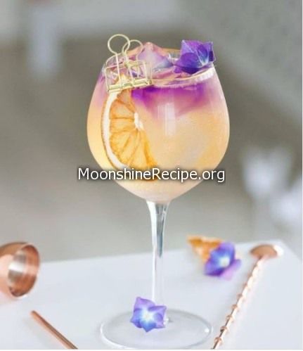 Orangecello Cocktails, Pitcher Drink Recipes, Gin Garnish, Moonshine Cocktails, Moonshine Recipe, Hard Drinks, Cocktail Drinks Alcoholic, Moonshine Recipes, Squeezed Lemon