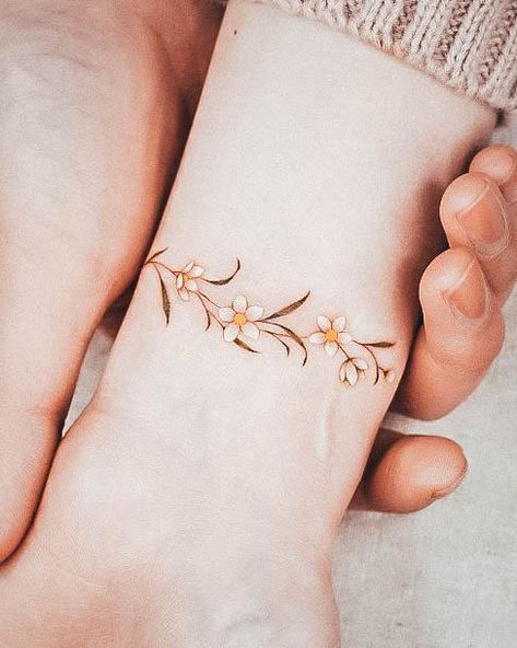 Top 100 Best Bracelet Tattoos For Women - Wrapped Wrist Design Ideas Bracelet Tattoos For Women, Daisy Chain Tattoo, Wrap Around Wrist Tattoos, Classy Tattoos For Women, Wrist Band Tattoo, Bracelet Tattoos, Wrist Bracelet Tattoo, Colour Tattoo For Women, Mother Daughter Tattoo