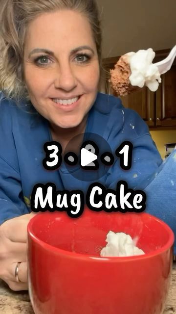 Suzy Turner 🔆 Makeup • Skincare • Hair 🔆 on Instagram: "Have you ever tried a 3•2•1 mug cake? Super quick, super easy, and super yummy!!! You can make a healthy or fatty version 😂🙌 I think it would be fun for a family night for everyone to make their own and then have a topping bar! Or for kids at a spend the night party 🎉  Heres the krabby patty formula: 3 Tbsp Mix 2 Tbsp Water 1 minute in microwave That’s it!! Add toppings and enjoy 😋 (The mix is 1 box angel food cake and 1 box cake mix of your choice. I like to keep it in a ziplock bag so I just grab it when I want a quick, tasty cake!) #easyrecipes #cookingtips #desserts #easydesserts #bakingcake #recipes #recipeoftheday #mugcake #foodie #yumm #seintartist #bakinglove #cookinghacks #cake #tastycake" Cheesecake In A Mug Microwave, Cake In A Mug With Cake Mix Boxes, Mug Cake With Cake Mix Boxes, 3 2 1 Mug Cake, Tasty Cake, Microwave Cake, Krabby Patty, Mug Cake Microwave, Cake Mixes