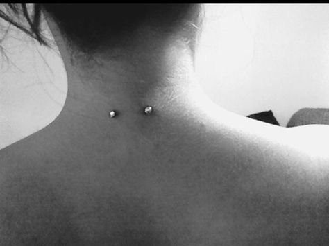 Back Neck Piercing, Back Of Neck Piercing, Neck Percinings, Piercing Neck, Nape Piercing, Neck Piercing, Dream Piercings, Back Piercings, Piercing Inspo