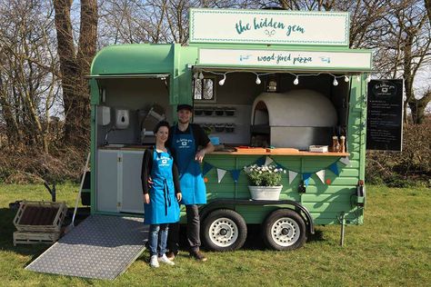 Mobile vintage food truck serving Wood Fired Pizza specialising in weddings, festivals and all shindigs of the celebratory kind! Pizza Trailer, Mobile Pizza Oven, Pizza Business, Horse Box Conversion, Pizza Vans, Pizza Van, Pizza Catering, Pizza Food Truck, Trailer Bar