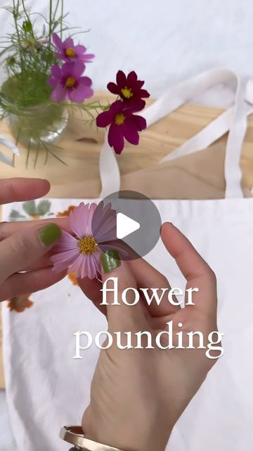 Flower Printing On Paper, Flower Pounding On Fabric Tutorial, Flower Pounding Art, Flower Pounding On Fabric, Leaf Pressing, Pounded Flowers, Flower Pounding, Hammered Flowers, Flower Petal Art