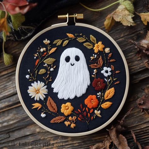 TheEmbroideryMeadow - Etsy Canada Picture Autumn, Embroidery Halloween, Ghost Embroidery, Fall Ghost, Autumn Embroidery, Fall Embroidery, Ghost Pattern, Ghost Art, Embroidery Wall