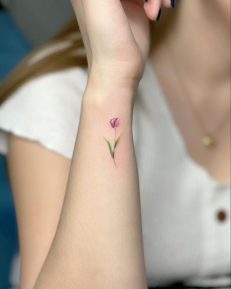 Beautiful Minimalist Tulip Tattoo Minimalist Tulip Tattoo, Birth Tattoo, Bookish Tattoos, Tulip Tattoo, Trending Tattoo, Tato Henna, Omerta Tattoo, Tasteful Tattoos, 4 Tattoo