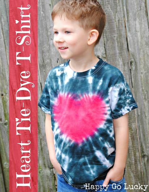 Tie Dye a perfect heart with instructions from HappyGoLuckyBlog.com Heart Tie Dye, Diy Tie Dye Designs, Tie Dye Ideas, Tye And Dye, Make A Tie, Tie Dye Party, Diy Tie Dye, Tie Dye Crafts, How To Tie Dye