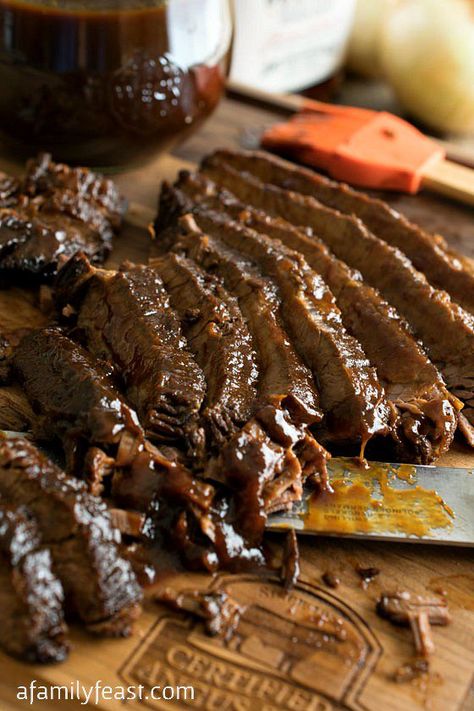 Slow Cooker Barbecue Beef Brisket - A super simple way to prepare fall-apart-tender beef brisket! And the sauce is amazing too! Food Impromptu, Barbeque Beef, Top Round Roast, Barbecue Dishes, Round Roast, Brisket Recipes, Crockpot Dishes, Family Feast, Sharing Is Caring