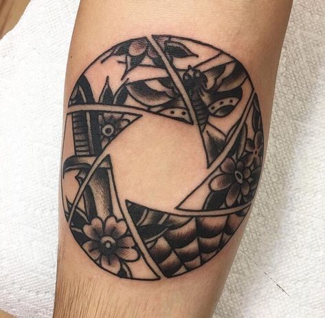 Aperture Tattoo, Tattoo Therapy, Photographer Tattoo, Camera Tattoos, Zelda Tattoo, Full Sleeve Tattoo Design, Camera Tattoo, Triangle Tattoos, City Tattoo