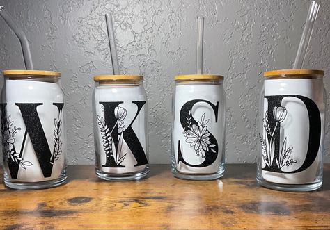 Beer Can Glass Design Diy, Glass Cups With Vinyl Cute Ideas, Beer Glasses Vinyl, Glass Tumbler Ideas, Coaster Design Ideas, Glass Cup Ideas, Beer Glass Design, Final Fiesta Bachelorette, Beer Glass Cups