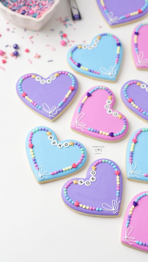 Instagram Royal Icing Tutorial, Friendship Bracelets Beads, Decorating Sugar Cookies, Swift Friendship Bracelets, Taylor Swift Friendship Bracelets, Square Cookies, Cookies Holiday, Royal Iced Cookies, Cookie Videos