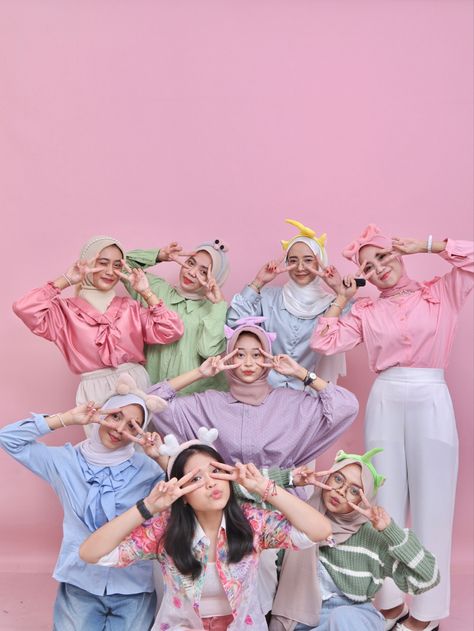 Dresscode For Group Hijab, Outfit Bioskop, Pastel Abaya, Outfit Foto Studio, Paper Photoshoot, Poto Studio, Photography Studio Decor, Pink Hijab, Group Photo Poses