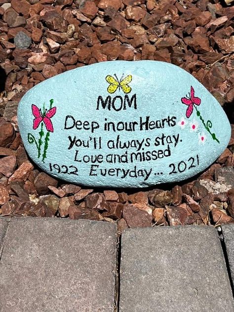 Rock Painting For Graves, Sympathy Painted Rocks, Rock Painting Ideas For Grave, Memorial Stones Diy Painted Rocks, In Memory Painted Rocks, Memorial Stones Diy, Memorial Projects, Memorial Rocks, Rock Sayings