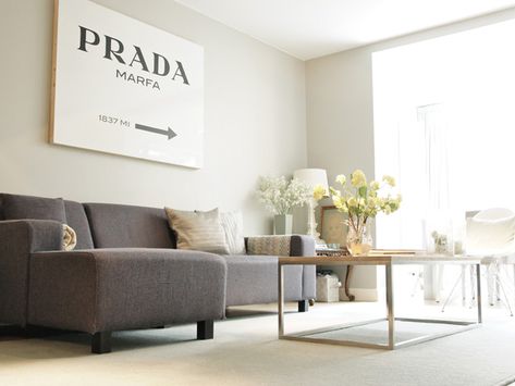 Cuadro PRADA MARFA de Gossip Girl | Handbox Craft Lovers | Comunidad DIY, Tutoriales DIY, Kits DIY Prada Painting, Prada Sign, Unique Bedrooms, Prada Art, Grey Couch, Sofa Gray, Prada Marfa, Marble Decor, Girl Sign