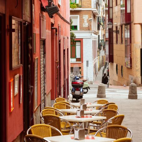 Picturesque café in Madrid Madrid Attractions, Madrid Food, Cheap Hotel Room, Madrid Travel, Cheap Hotels, Booking Flights, The Plaza, Spain And Portugal, Iconic Landmarks