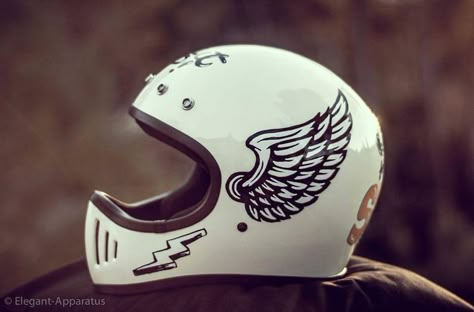 Motorcycle Helmets Diy, Custom Helmet Paint, Motorcycle Helmets Art, Bike Helmet Design, Cafe Racer Helmet, Motorcycle Helmet Design, Biker Helmets, Retro Helmet, Cool Motorcycle Helmets