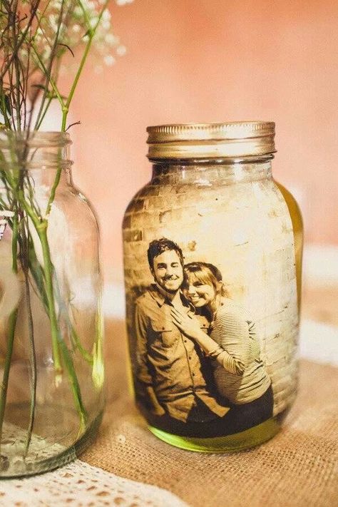 Laminate pictures and put them in a mason jar filled with water. Diy Valentines Gifts For Him, Valentines Bricolage, Fruits Decoration, Mason Jar Projects, Country Theme Wedding, Decoration Originale, Diy Valentines Gifts, Mason Jar Crafts, Jar Crafts